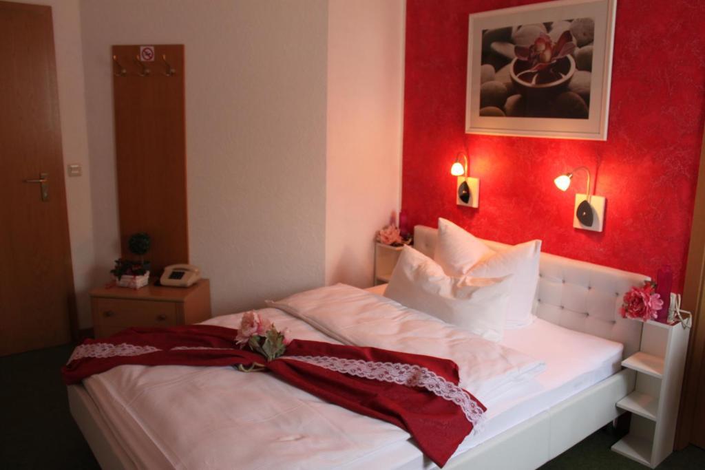 Hotel Gruener Baum Штольберг Номер фото