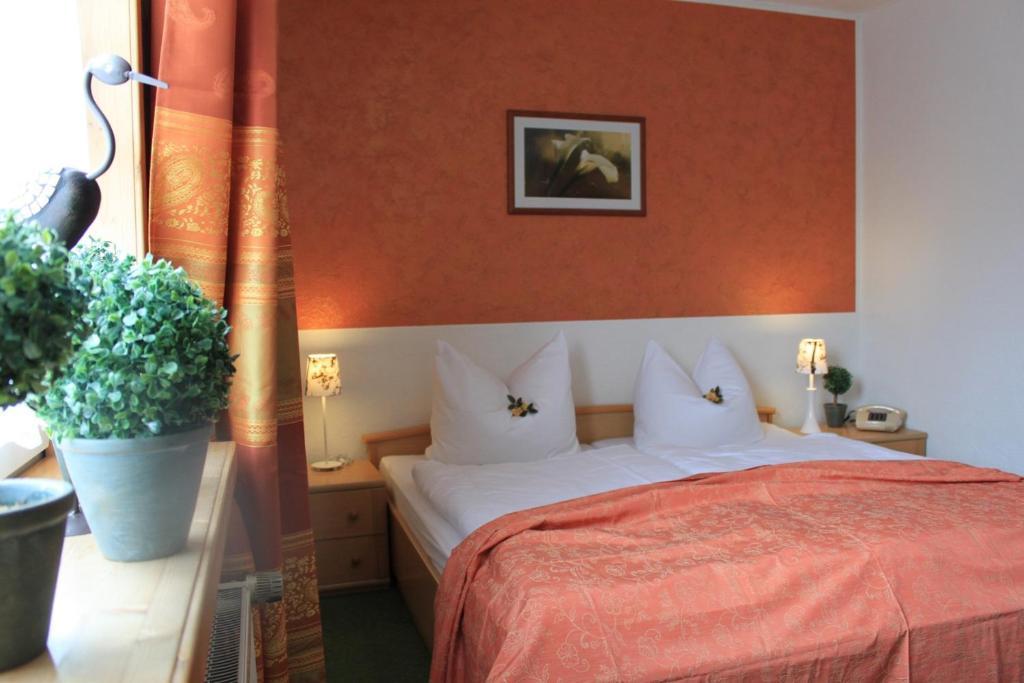 Hotel Gruener Baum Штольберг Номер фото